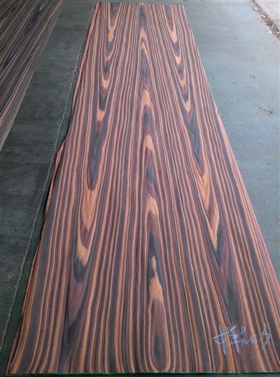 Hannaður viðarspónn